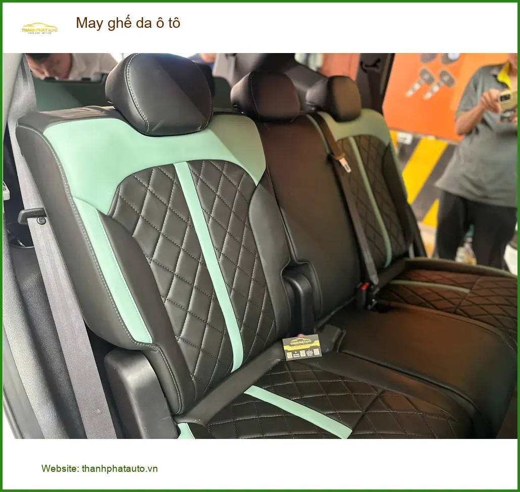 Chị Thúy may ghế da ô tô Toyota Camry tại Quận 4 để nội thất sang trọng và bền đẹp hơn