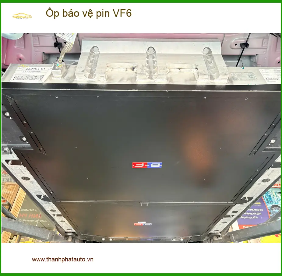 Anh Phúc Lâm VinFast VF6 lắp ốp bảo vệ pin tại Quận Phú Nhuận vì thường xuyên đi đường xấu