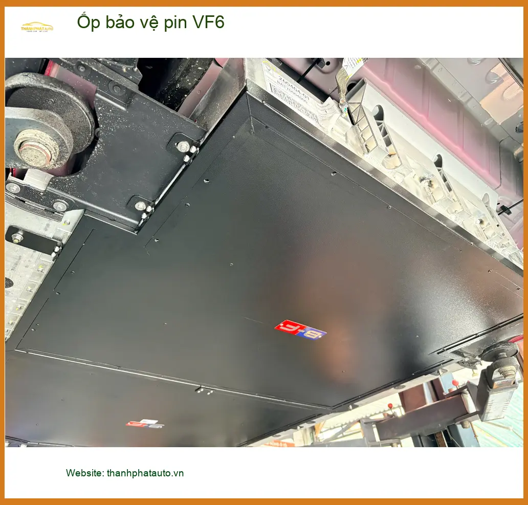 Anh Phúc Lâm VinFast VF6 lắp ốp bảo vệ pin tại Quận Phú Nhuận vì thường xuyên đi đường xấu ảnh thực tế 3
