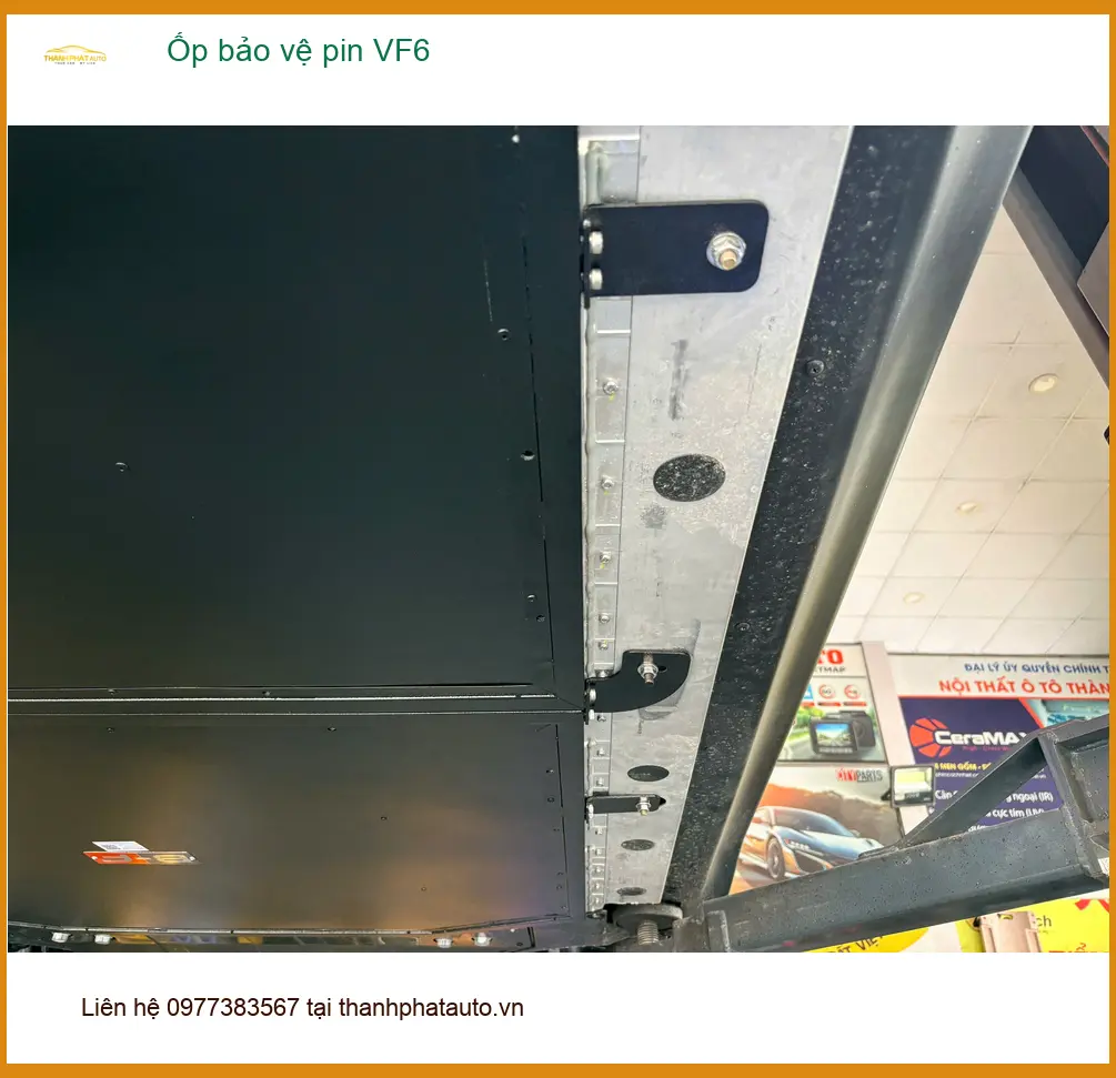 Anh Tuấn Khải lắp ốp bảo vệ pin VinFast VF6 tại Quận 6 để chống va đập hiệu quả