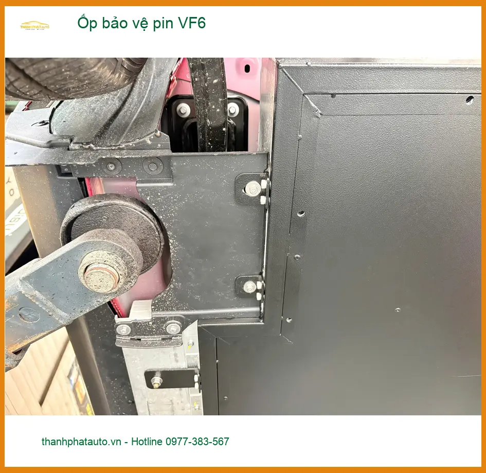 Anh Tuấn Khải lắp ốp bảo vệ pin VinFast VF6 tại Quận 6 để chống va đập hiệu quả ảnh thực tế 2