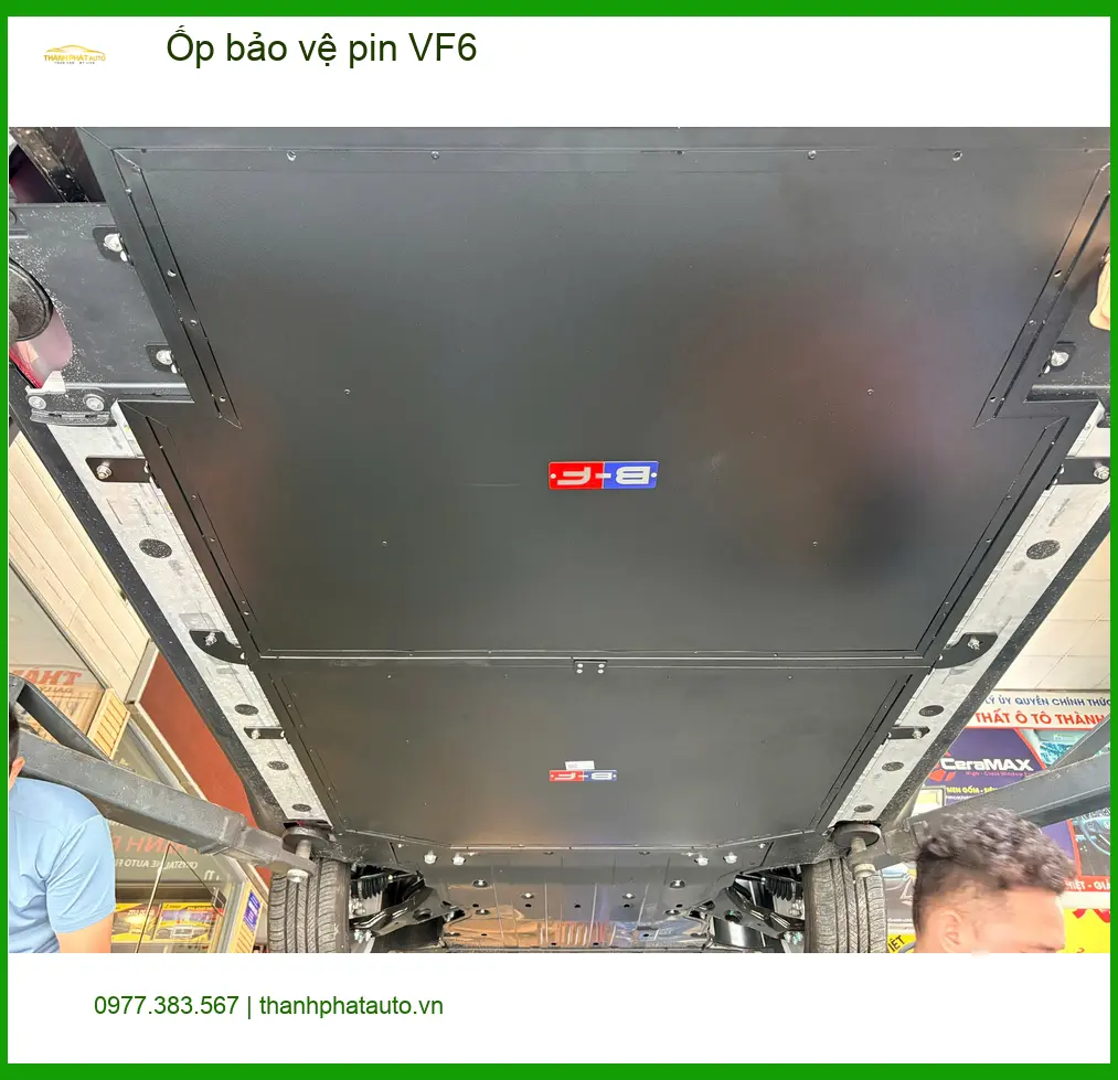 Anh Tuấn Khải lắp ốp bảo vệ pin VinFast VF6 tại Quận 6 để chống va đập hiệu quả ảnh thực tế 3