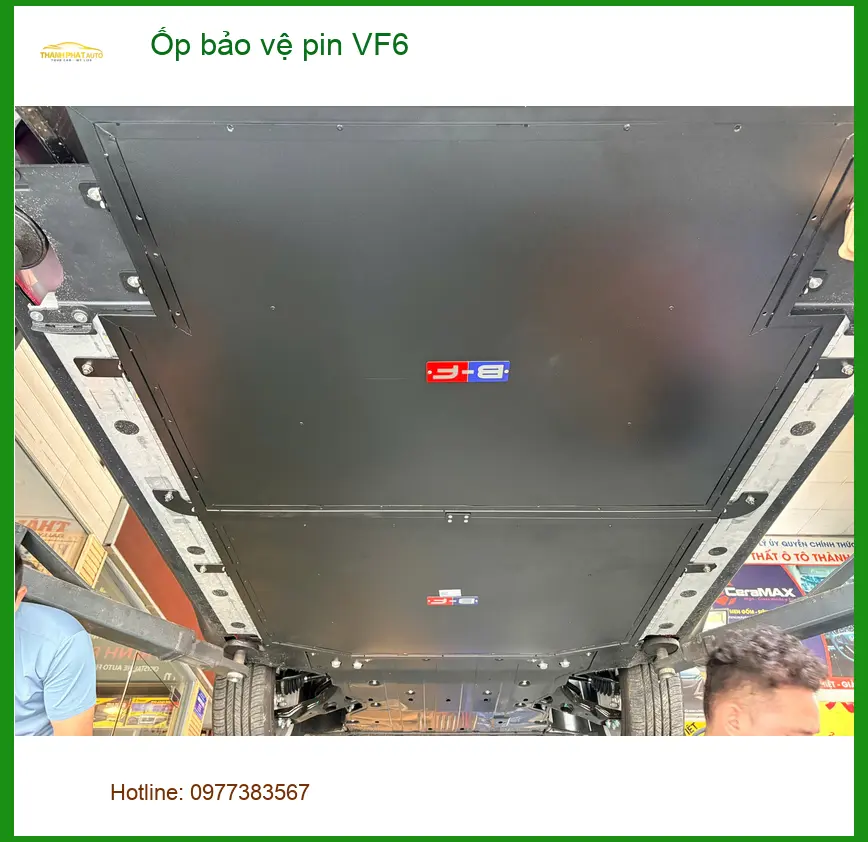 Chị Phương lắp ốp bảo vệ pin VinFast VF6 tại Quận 2 để đảm bảo an toàn cho pin xe
