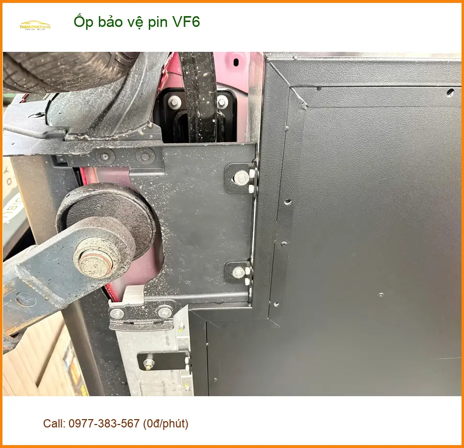 Chị Phương lắp ốp bảo vệ pin VinFast VF6 tại Quận 2 để đảm bảo an toàn cho pin xe ảnh thực tế 3