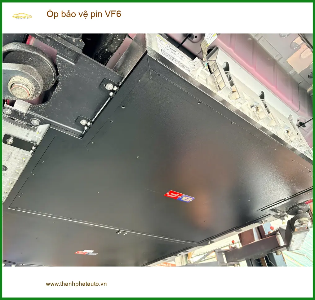 Chị Phương lắp ốp bảo vệ pin VinFast VF6 tại Quận 2 để đảm bảo an toàn cho pin xe ảnh thực tế 4