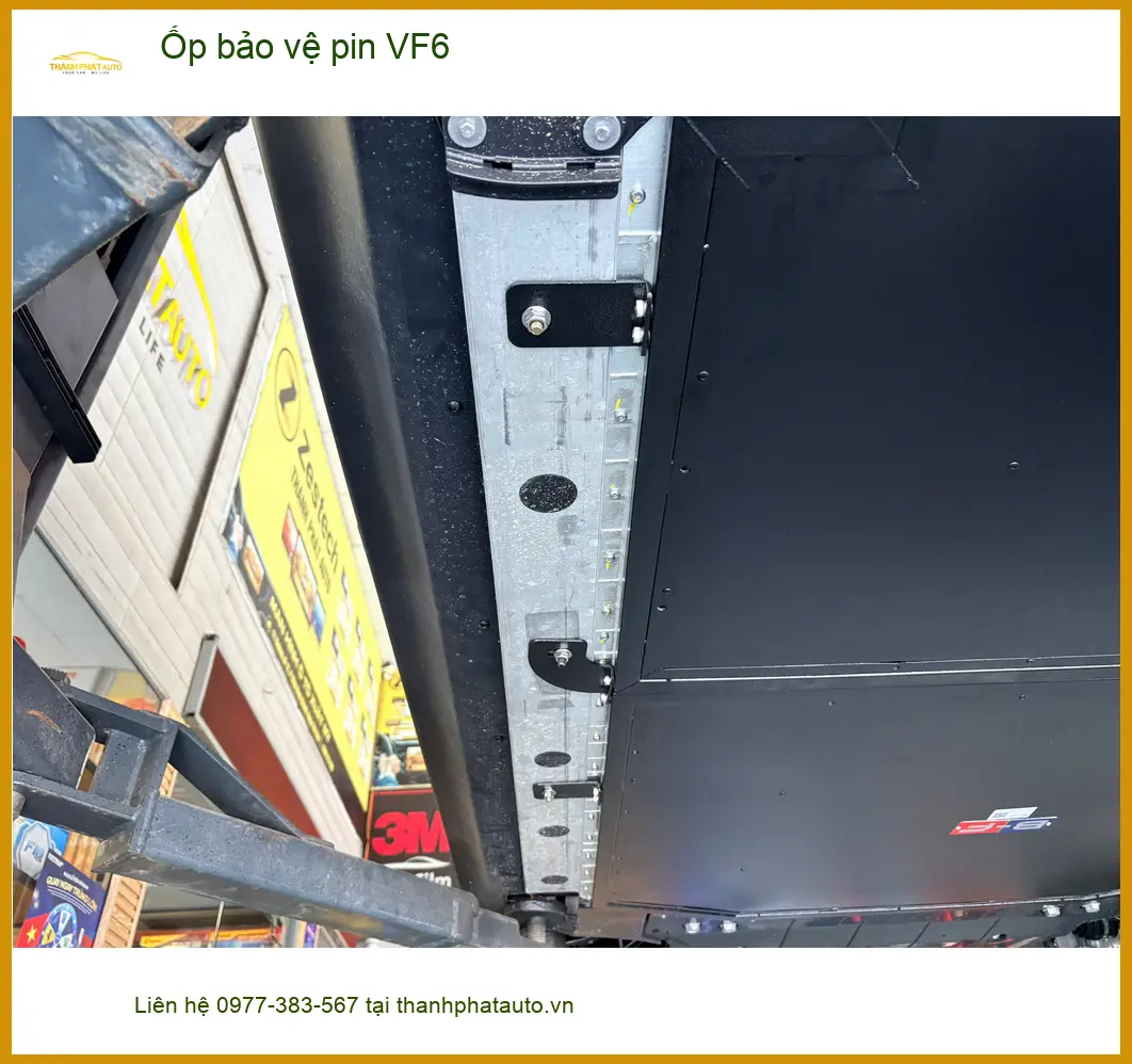 Chị Thu Thủy lắp ốp bảo vệ pin VF6 tại Nhà Bè để chống va đập