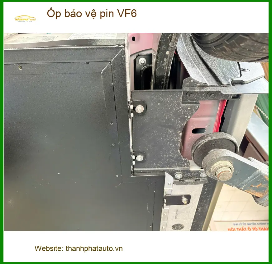 Chị Thu Thủy lắp ốp bảo vệ pin VF6 tại Nhà Bè để chống va đập ảnh thực tế 3