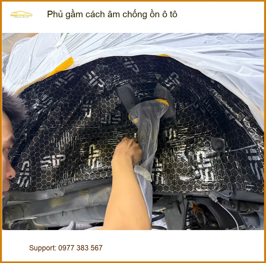 Chú Phúc An làm phủ gầm cách âm chống ồn cho Hyundai Santa Fe ở Quận 9 vì xe ồn