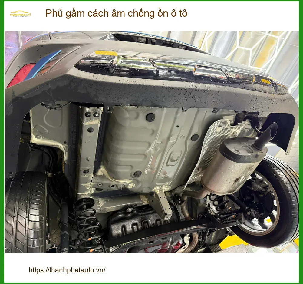 Chú Phúc An làm phủ gầm cách âm chống ồn cho Hyundai Santa Fe ở Quận 9 vì xe ồn ảnh thực tế 2