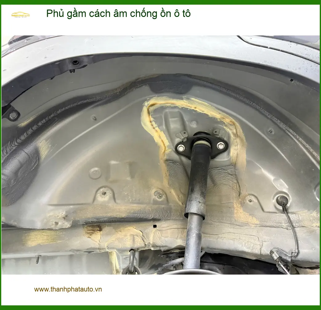 Chị Thanh phủ gầm cách âm chống ồn ô tô Kia Sorento tại Quận 2 để giảm ồn