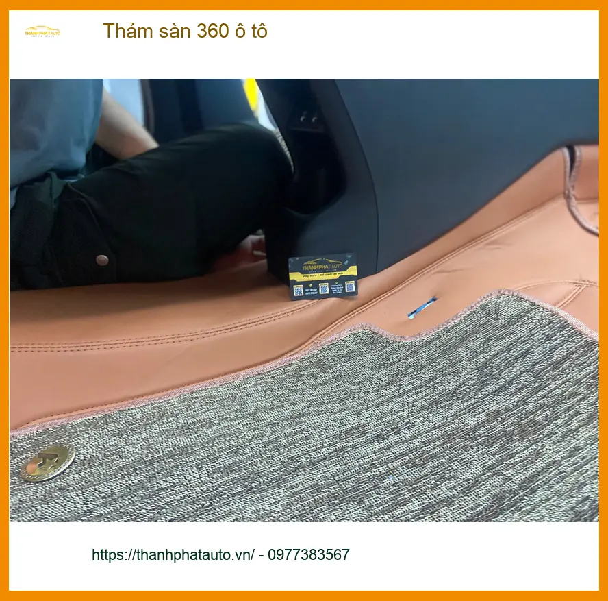 Chị Thảo lắp thảm sàn 360 ô tô cho Honda CRV tại Quận Bình Thạnh để nội thất luôn sạch đẹp