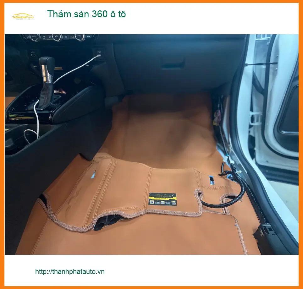 Chị Mai lắp thảm sàn 360 ô tô cho Mazda 3 tại Quận 11 để vệ sinh dễ dàng.
