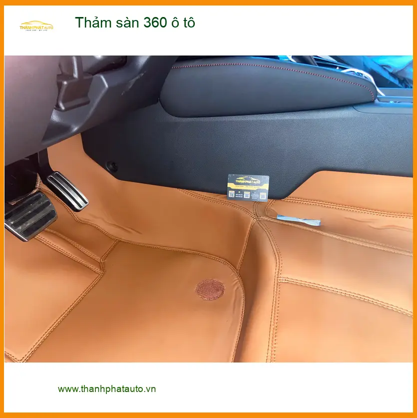 Chị Mai lắp thảm sàn 360 ô tô cho Mazda 3 tại Quận 11 để vệ sinh dễ dàng. ảnh thực tế 2