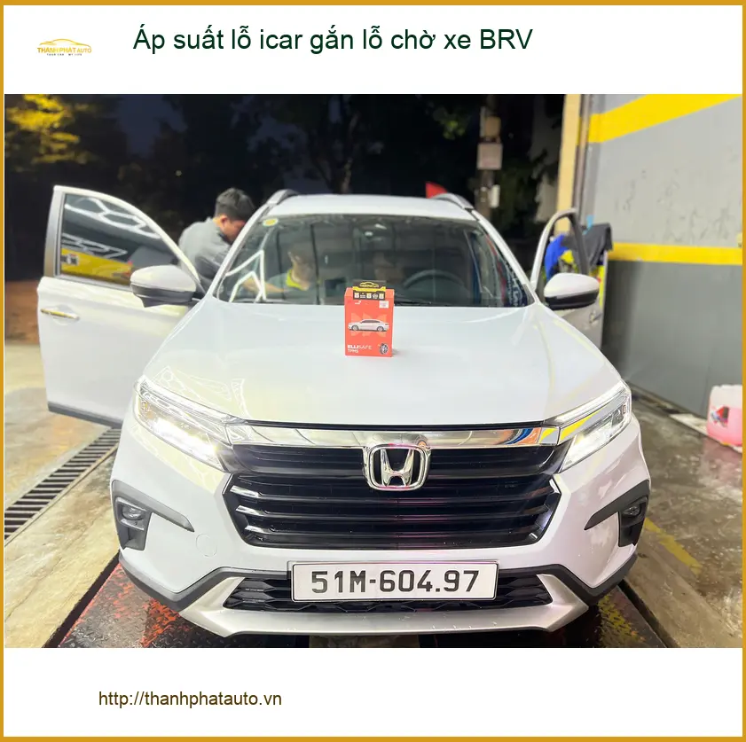 Anh Tấn lắp cảm biến áp suất lốp iCar gắn lỗ chờ xe BRV Quận 3