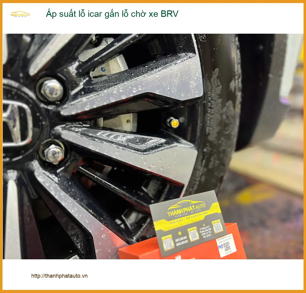 Anh Bình lắp áp suất lốp iCar gắn lỗ chờ xe BRV tại Gò Vấp để lái xe an toàn hơn