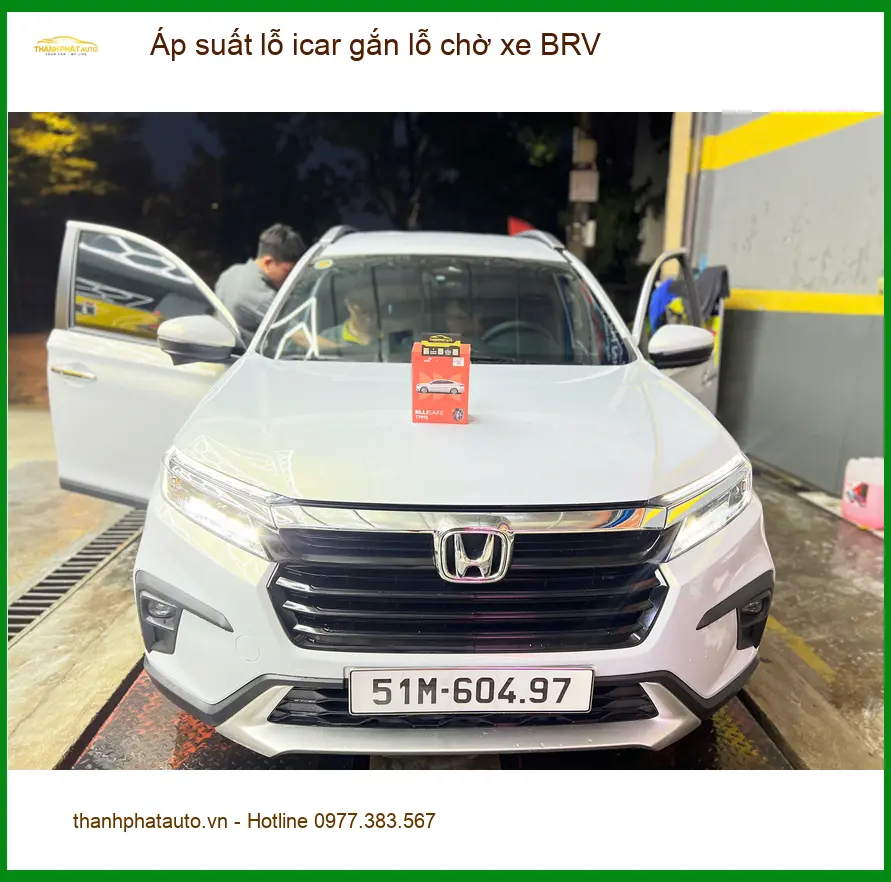Anh Bình lắp áp suất lốp iCar gắn lỗ chờ xe BRV tại Gò Vấp để lái xe an toàn hơn ảnh thực tế 3