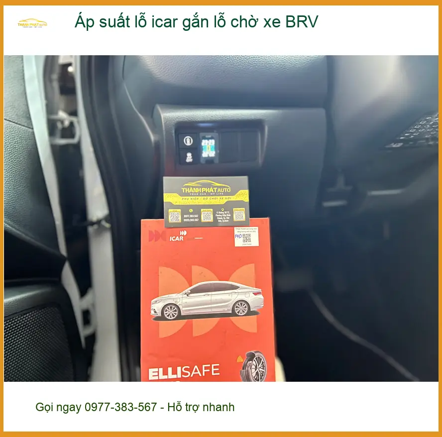 Anh Gia Bảo gắn áp suất lốp ICAR BRV tại Quận Tân Bình, đảm bảo an toàn.