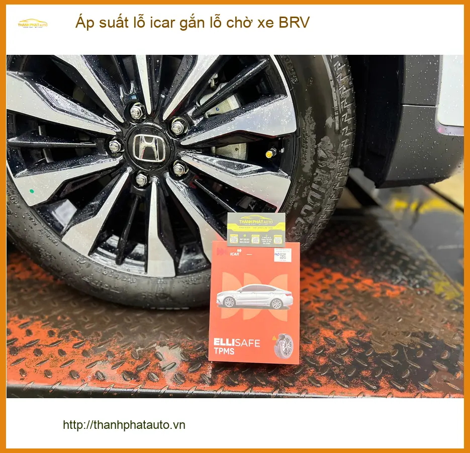 Anh Gia Bảo gắn áp suất lốp ICAR BRV tại Quận Tân Bình, đảm bảo an toàn. ảnh thực tế 4