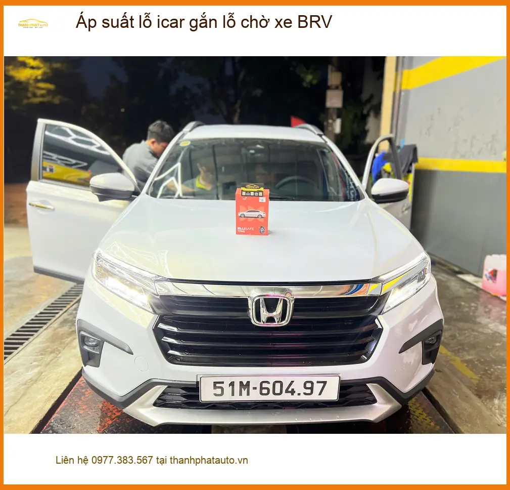 Anh Gia Bảo gắn áp suất lốp ICAR BRV tại Quận Tân Bình, đảm bảo an toàn. ảnh thực tế 5