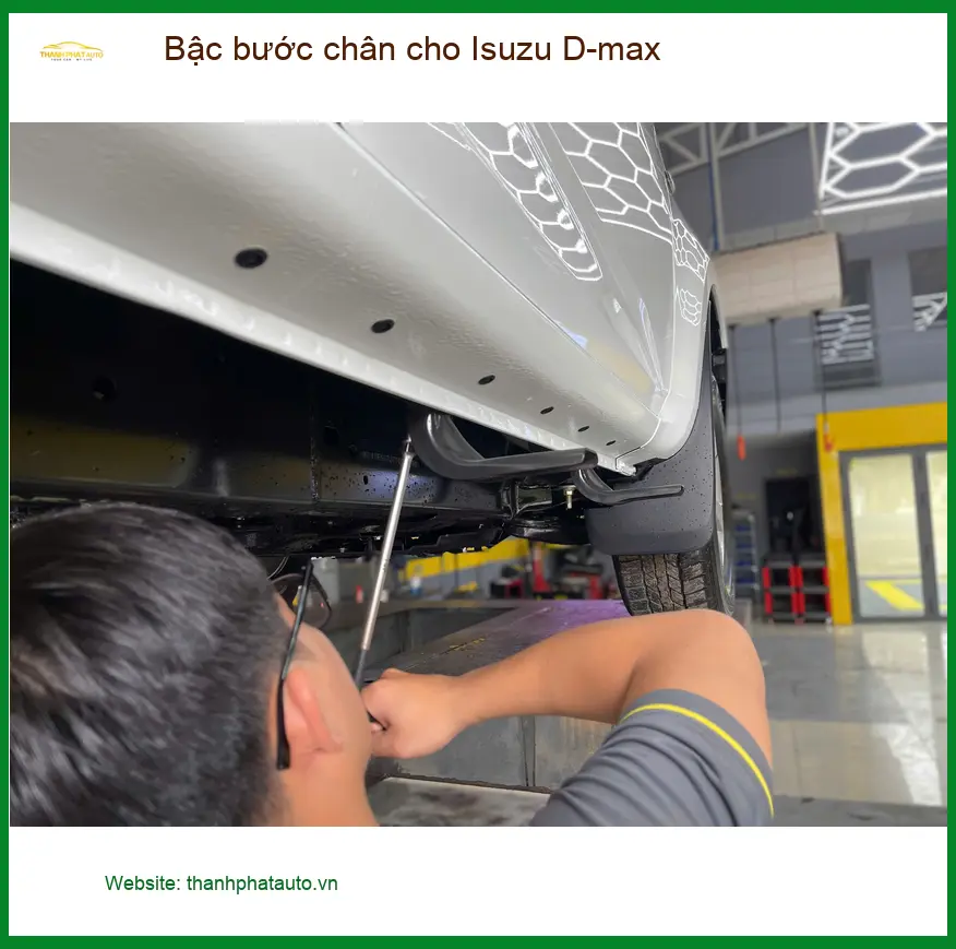 Anh Khải lắp bậc bước chân Isuzu D-max tại Quận Bình Thạnh chính hãng ảnh thực tế 2