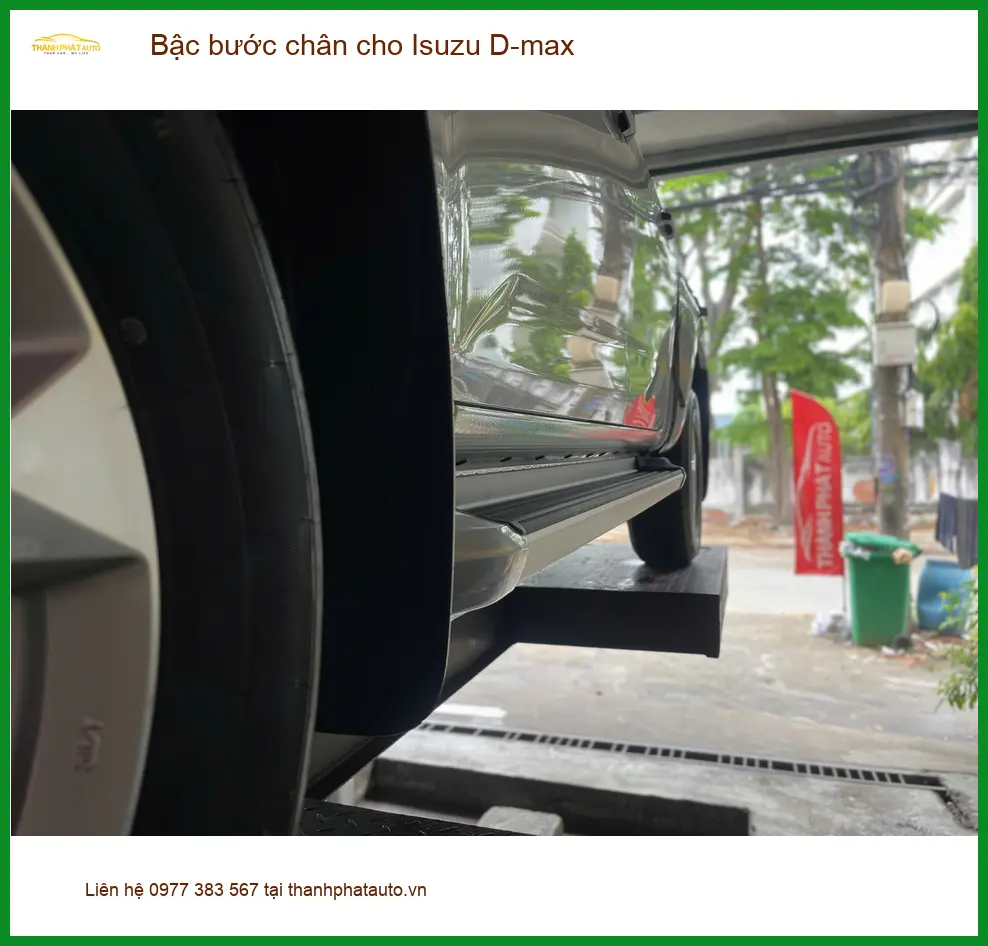 Anh Minh lắp bậc bước chân Isuzu D-max ở Quận 10 cho vợ con lên xuống an toàn