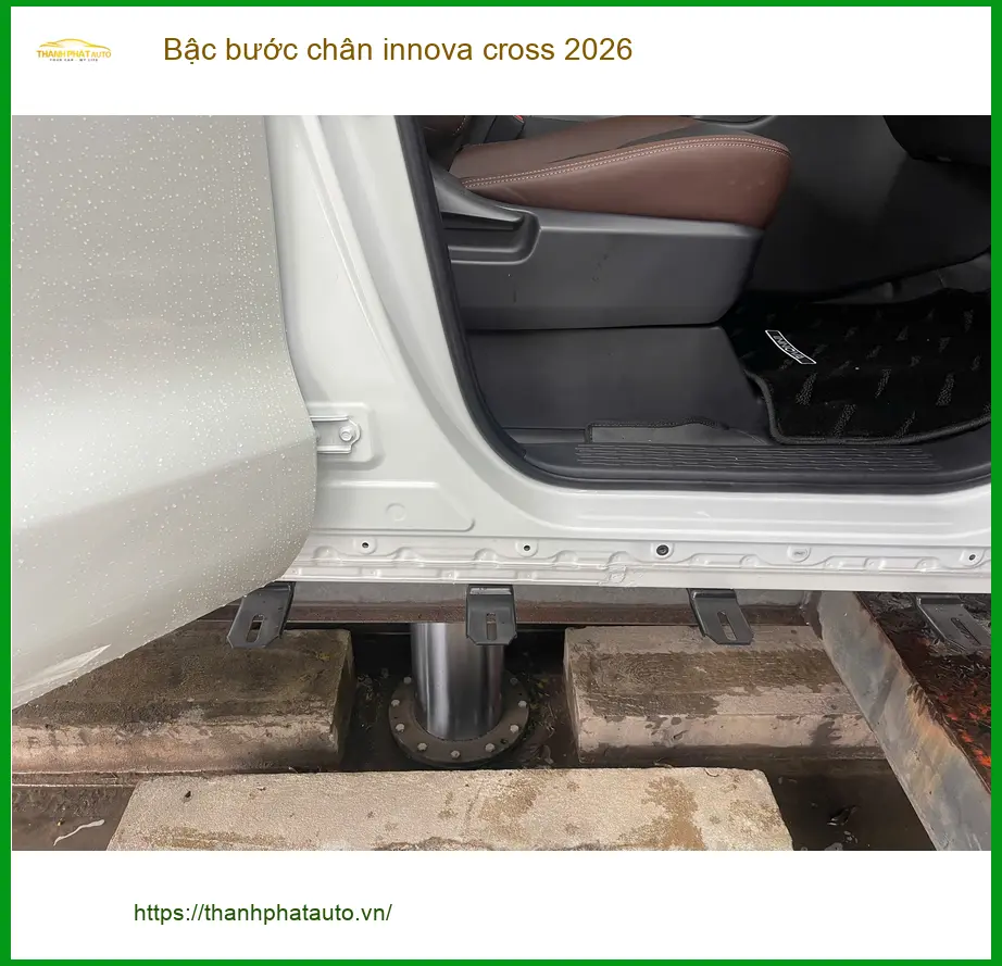 Anh Quang lắp bậc bước chân Innova Cross 2026 Quận Thủ Đức giá tốt ảnh thực tế 3