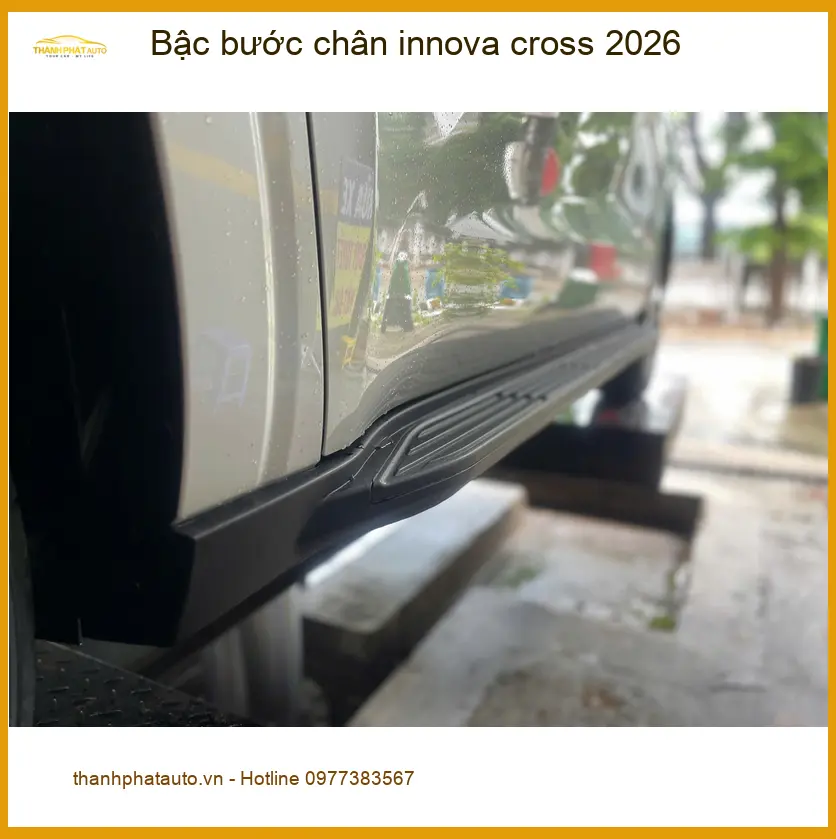 Chú Tiến lắp bậc bước chân Innova Cross 2026 tại Quận 2 giúp gia đình tiện lên xuống