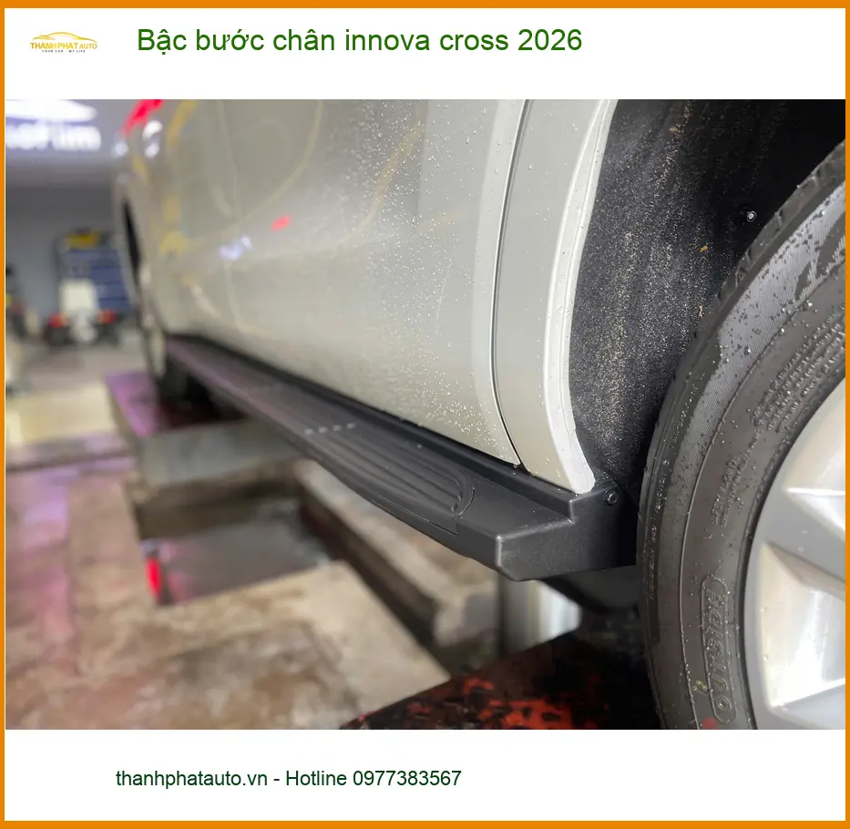 Chú Tiến lắp bậc bước chân Innova Cross 2026 tại Quận 2 giúp gia đình tiện lên xuống ảnh thực tế 2