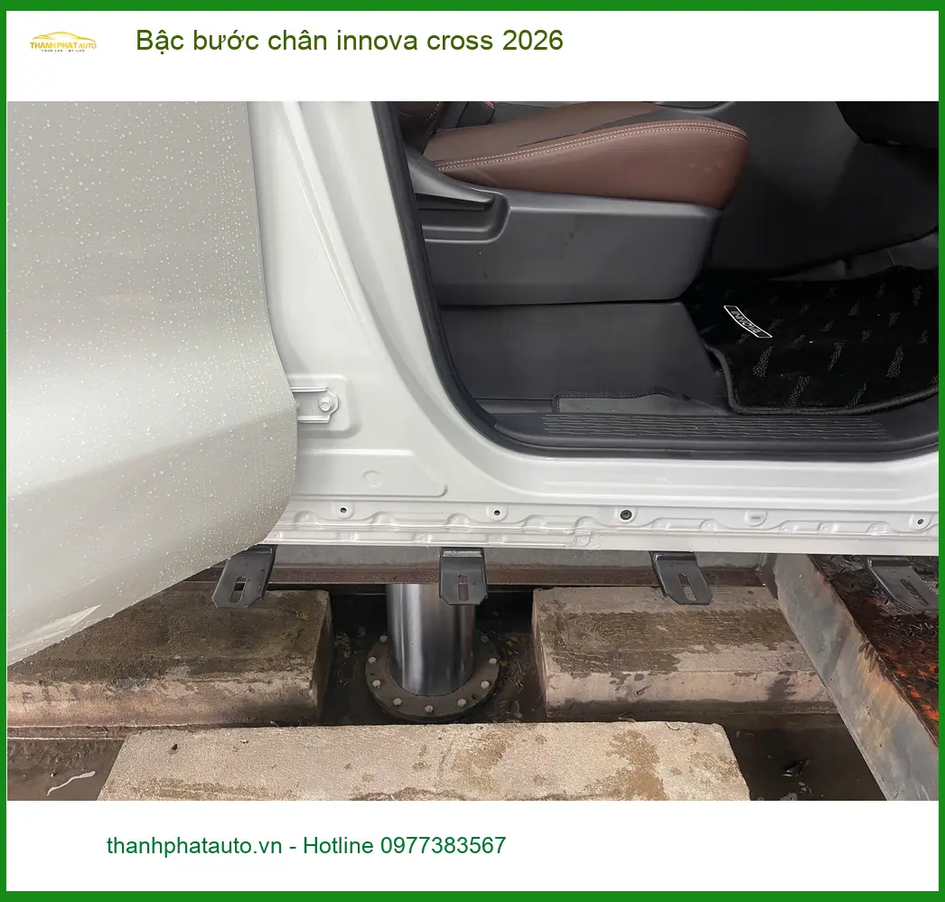 Chú Tiến lắp bậc bước chân Innova Cross 2026 tại Quận 2 giúp gia đình tiện lên xuống ảnh thực tế 3