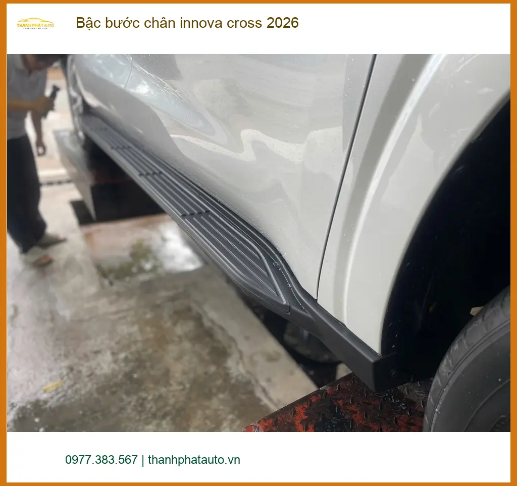 Chú Tiến lắp bậc bước chân Innova Cross 2026 tại Quận 2 giúp gia đình tiện lên xuống ảnh thực tế 4