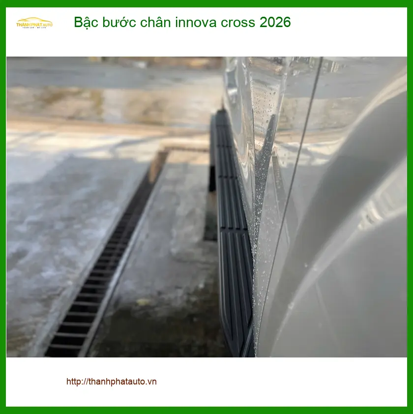Chú Tiến lắp bậc bước chân Innova Cross 2026 tại Quận 2 giúp gia đình tiện lên xuống ảnh thực tế 5