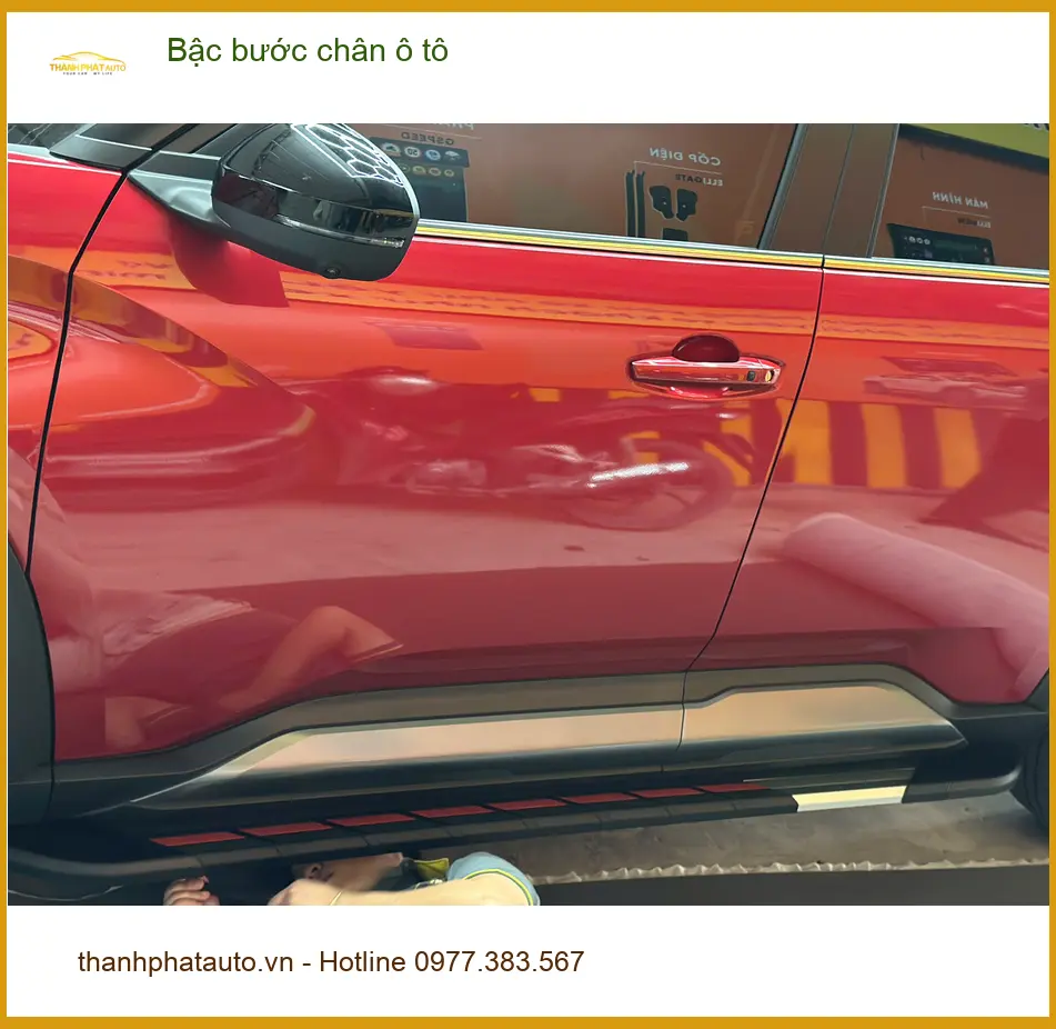 Anh Khải lắp bậc bước chân ô tô Mitsubishi Outlander Gò Vấp, hỗ trợ người lớn