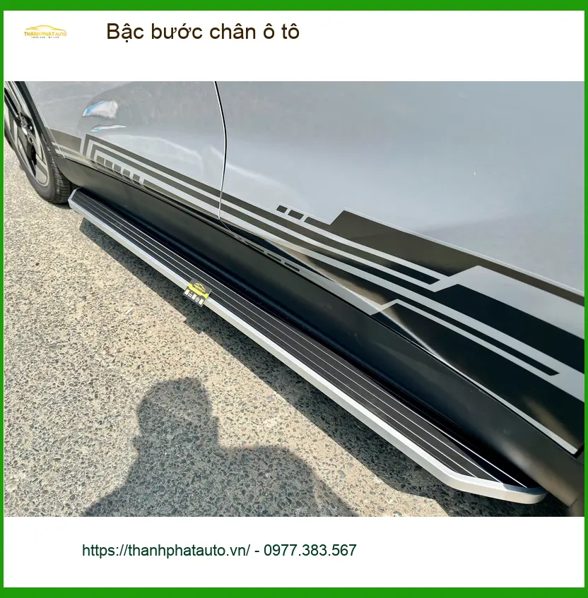 Chị Thảo lắp bậc bước chân ô tô cho xe Hyundai Santa Fe ở Quận 9