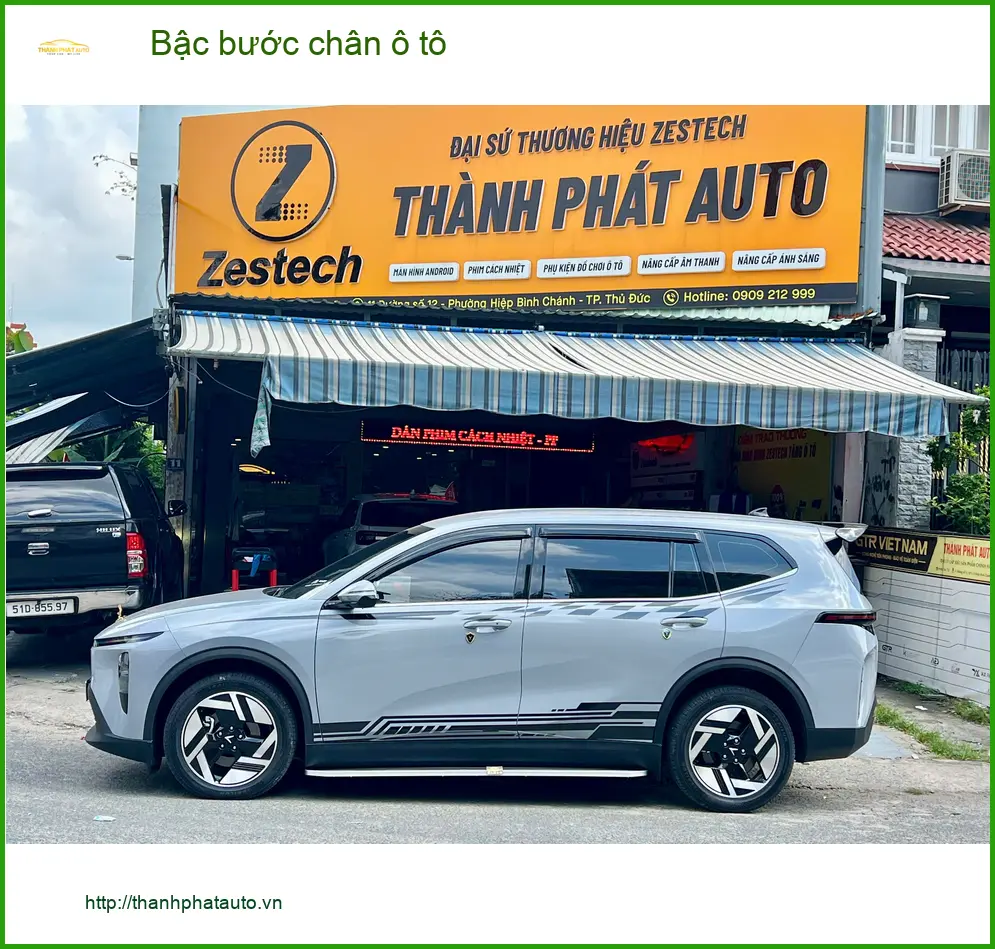 Anh Minh lắp bậc bước chân ô tô Ford Everest tại Hóc Môn giúp gia đình lên xuống xe dễ dàng