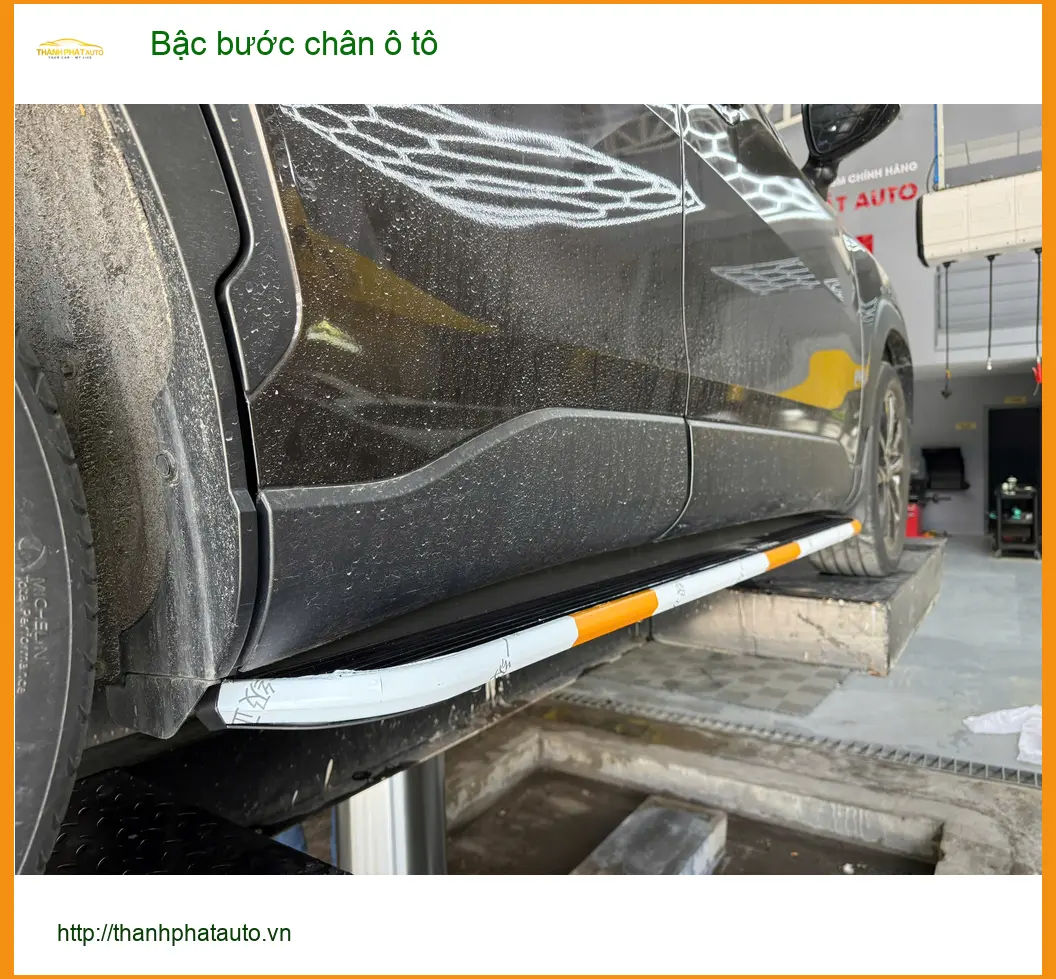 Chị Mai Phương gắn bậc bước chân ô tô Hyundai Santa Fe tại Quận 2