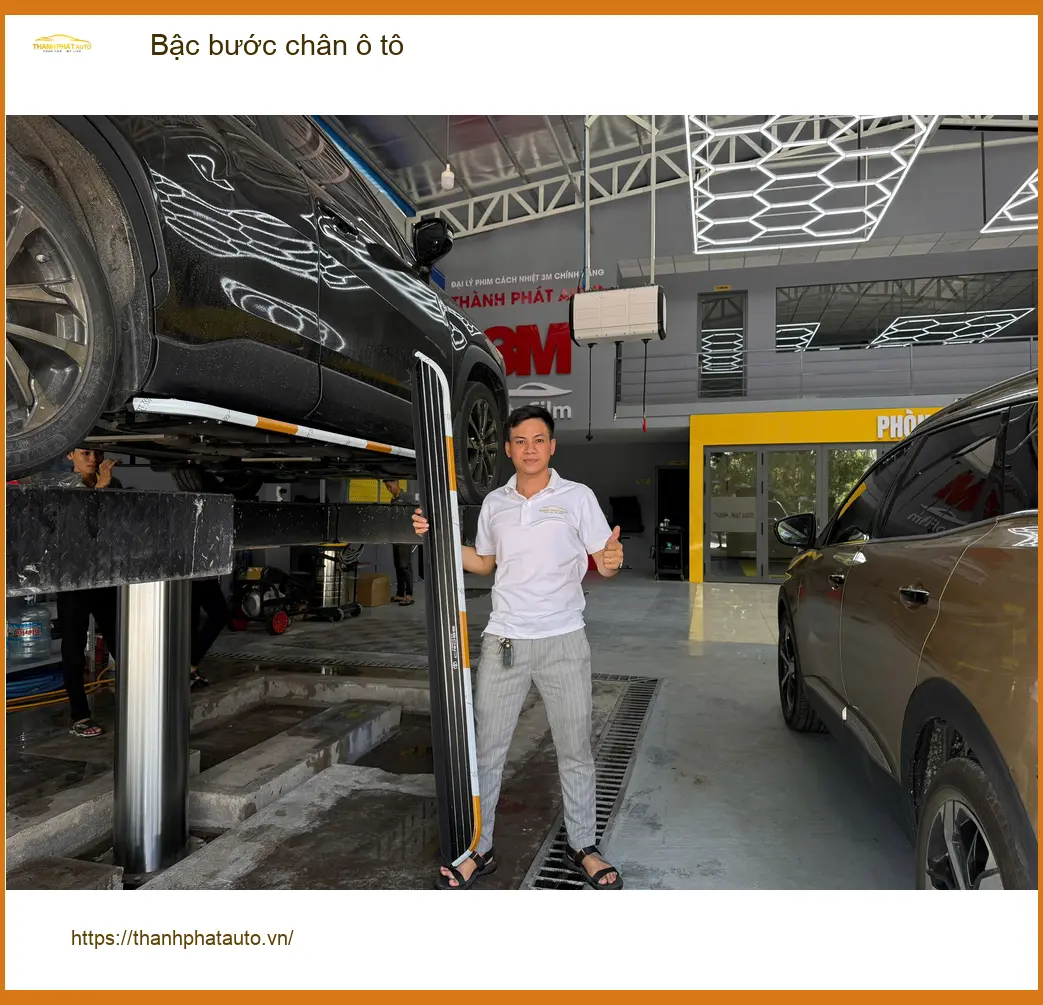 Cô Hoa lắp bậc bước chân ô tô cho Ford Everest ở Quận Phú Nhuận an toàn hơn