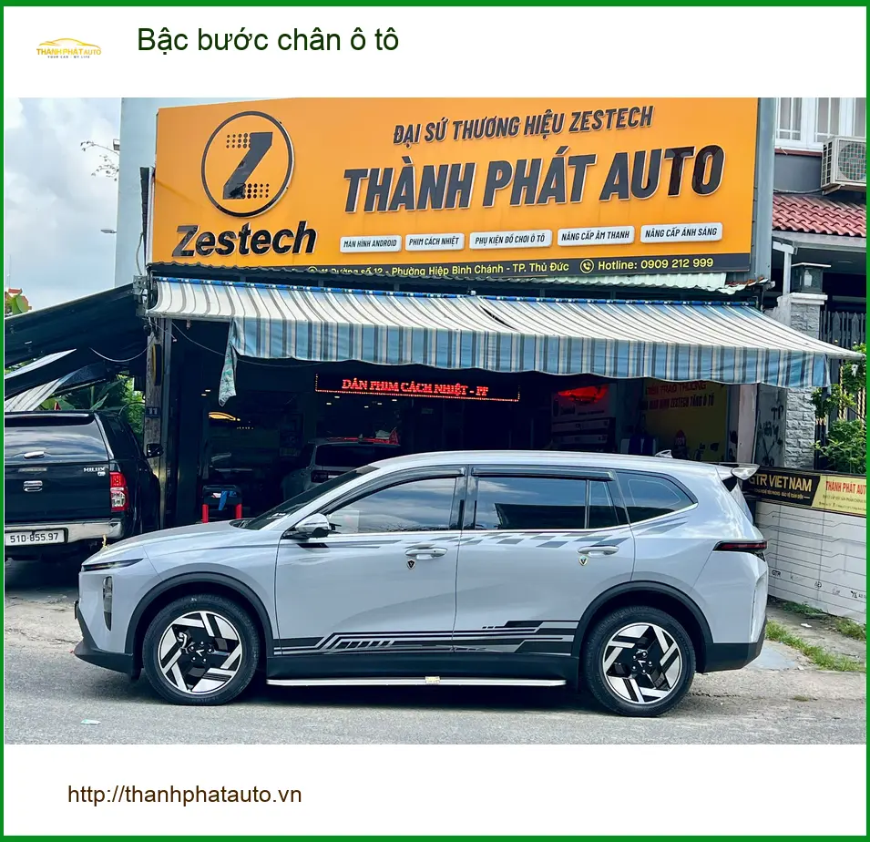 Anh Tùng lắp bậc bước chân ô tô Hyundai Santa Fe tại Quận 1 vì gia đình có người lớn tuổi