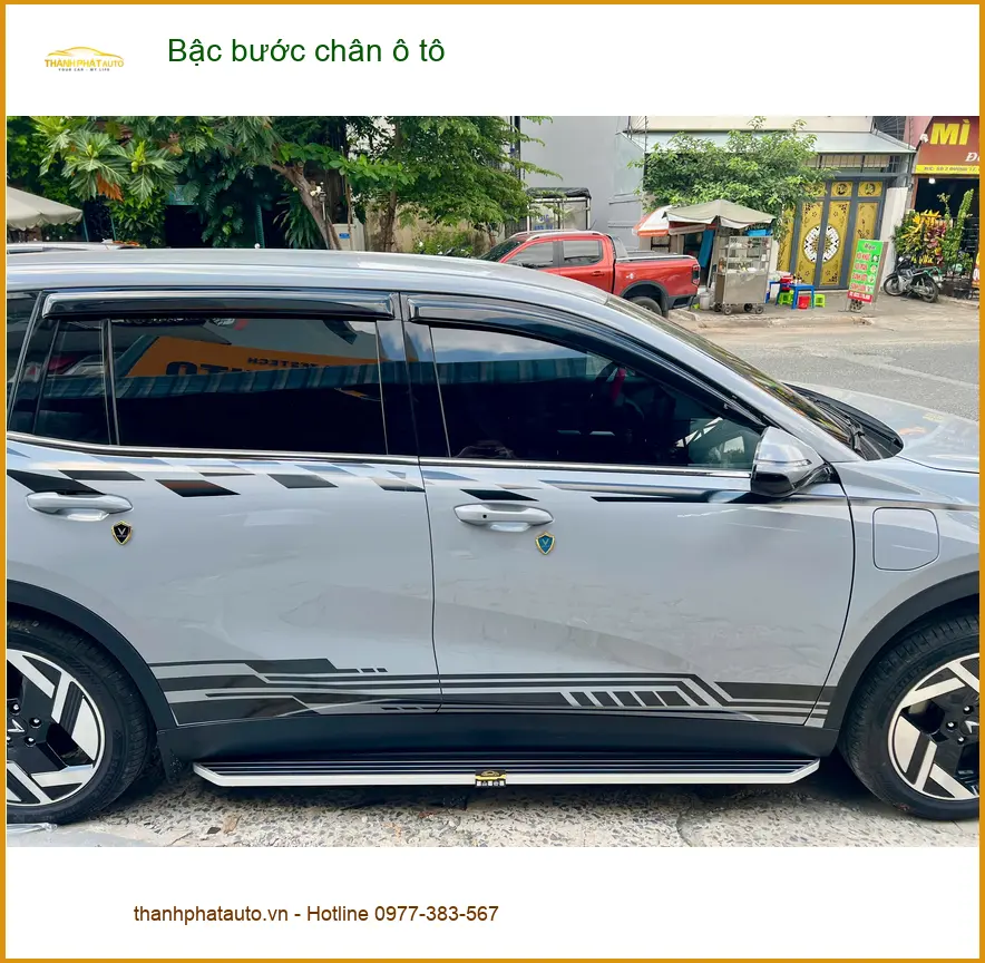 Anh Tùng lắp bậc bước chân ô tô Hyundai Santa Fe tại Quận 1 vì gia đình có người lớn tuổi ảnh thực tế 3