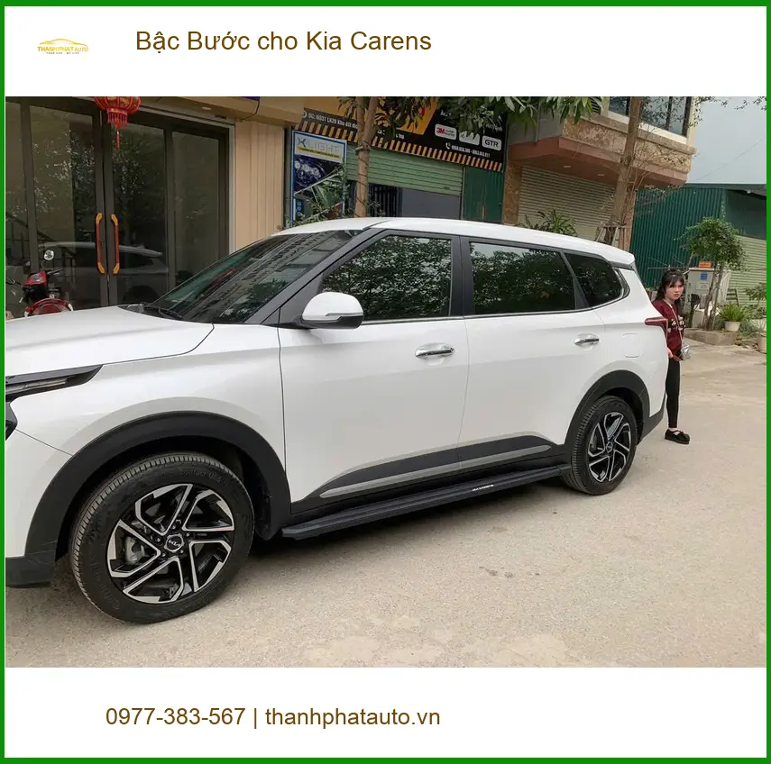 Anh Nhật lắp bậc bước cho Kia Carens ở Quận 8 vì người lớn tuổi khó lên xe