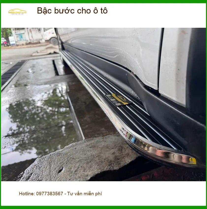 Chị Hương Giang lắp bậc bước cho ô tô Hyundai Santa Fe tại Quận Bình Tân để tiện lên xuống xe