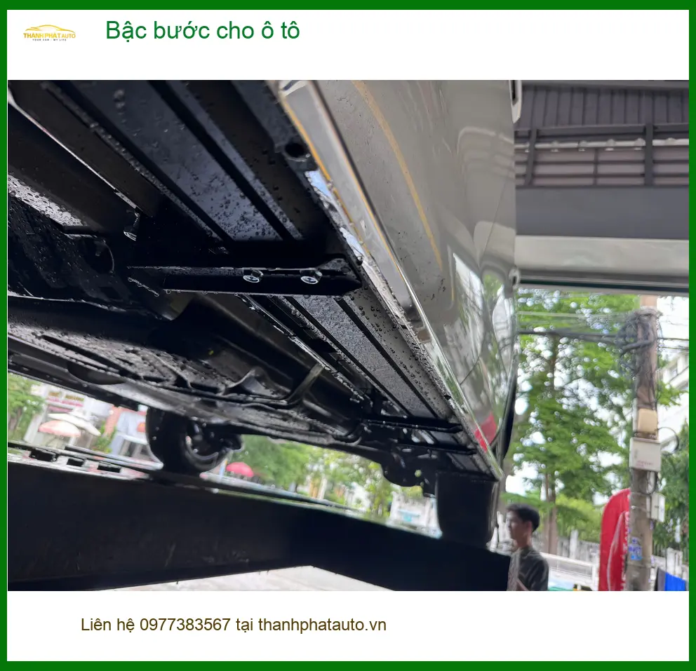 Chị Hương Giang lắp bậc bước cho ô tô Hyundai Santa Fe tại Quận Bình Tân để tiện lên xuống xe ảnh thực tế 2