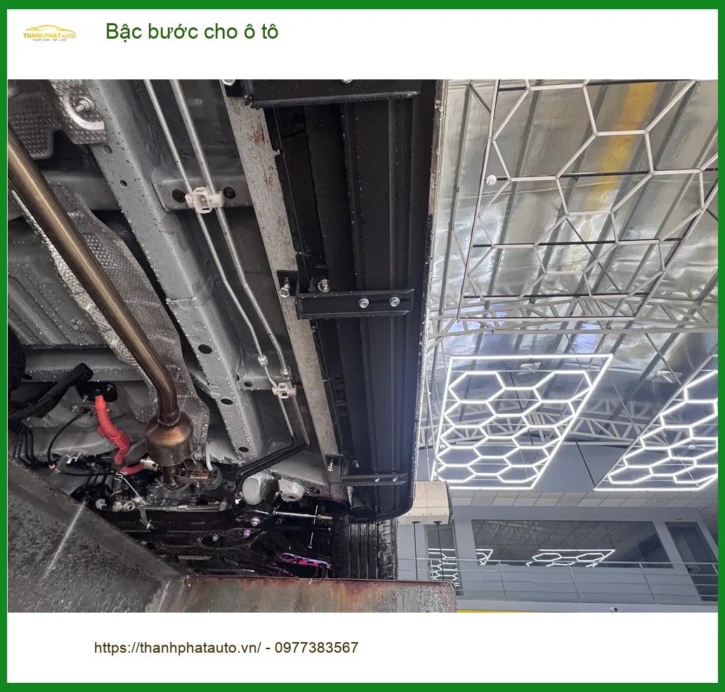 Chị Hương Giang lắp bậc bước cho ô tô Hyundai Santa Fe tại Quận Bình Tân để tiện lên xuống xe ảnh thực tế 3