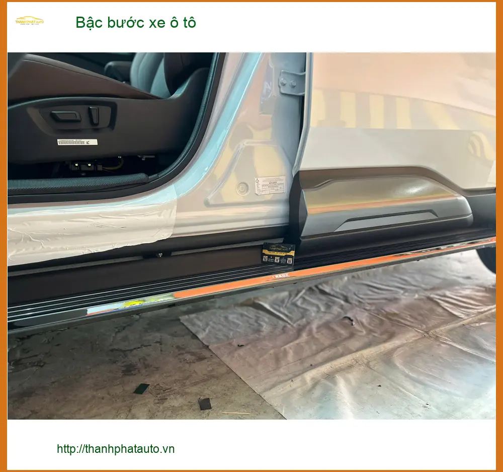 Anh Minh lắp bậc bước xe ô tô cho Honda CRV tại Quận 5 cho gia đình