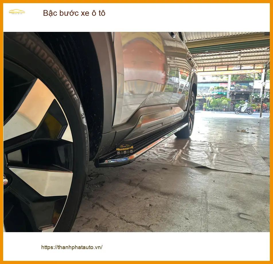 Anh Minh lắp bậc bước xe ô tô cho Honda CRV tại Quận 5 cho gia đình ảnh thực tế 5