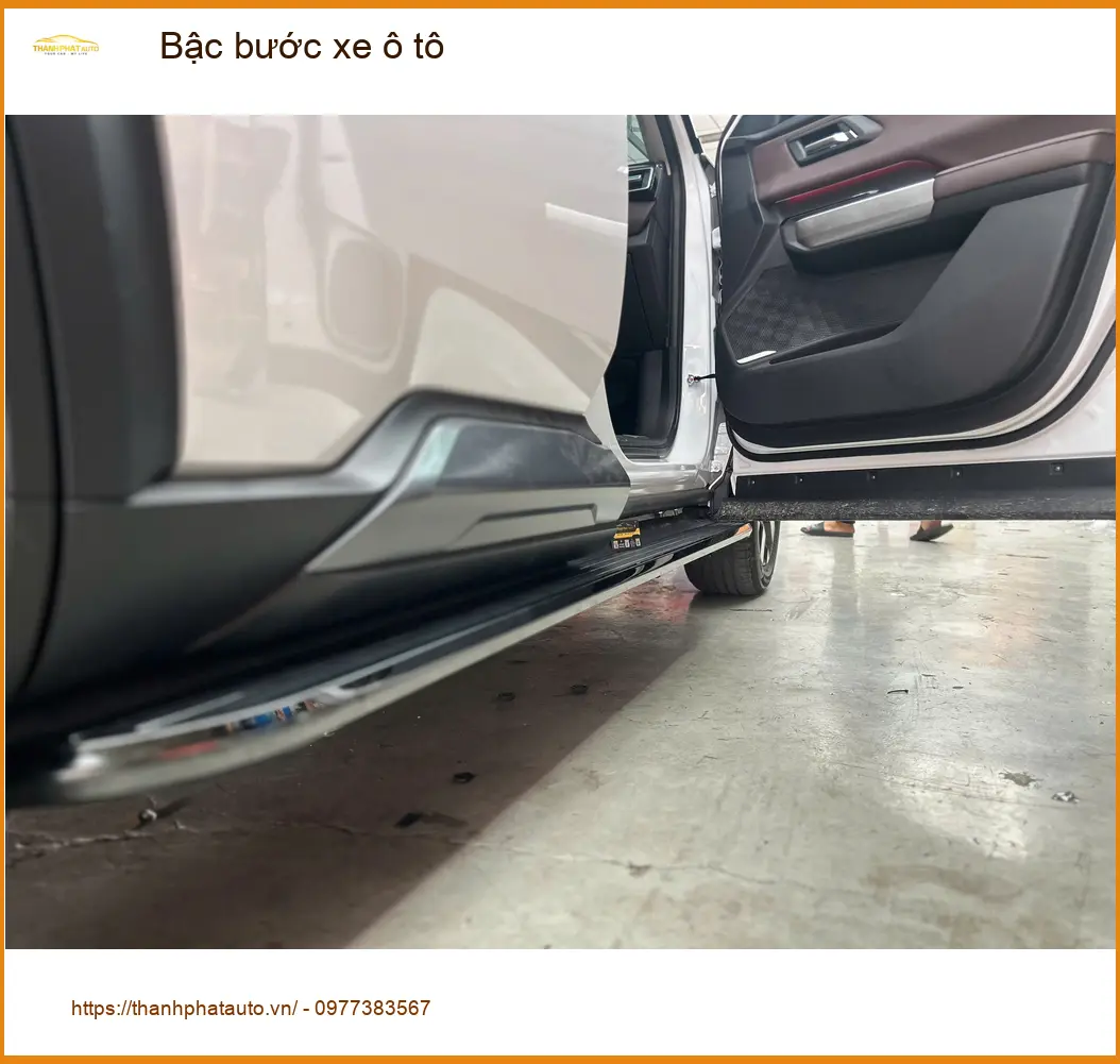 Cô Yến lắp bậc bước xe ô tô Kia Carnival tại Quận 9 cho gia đình