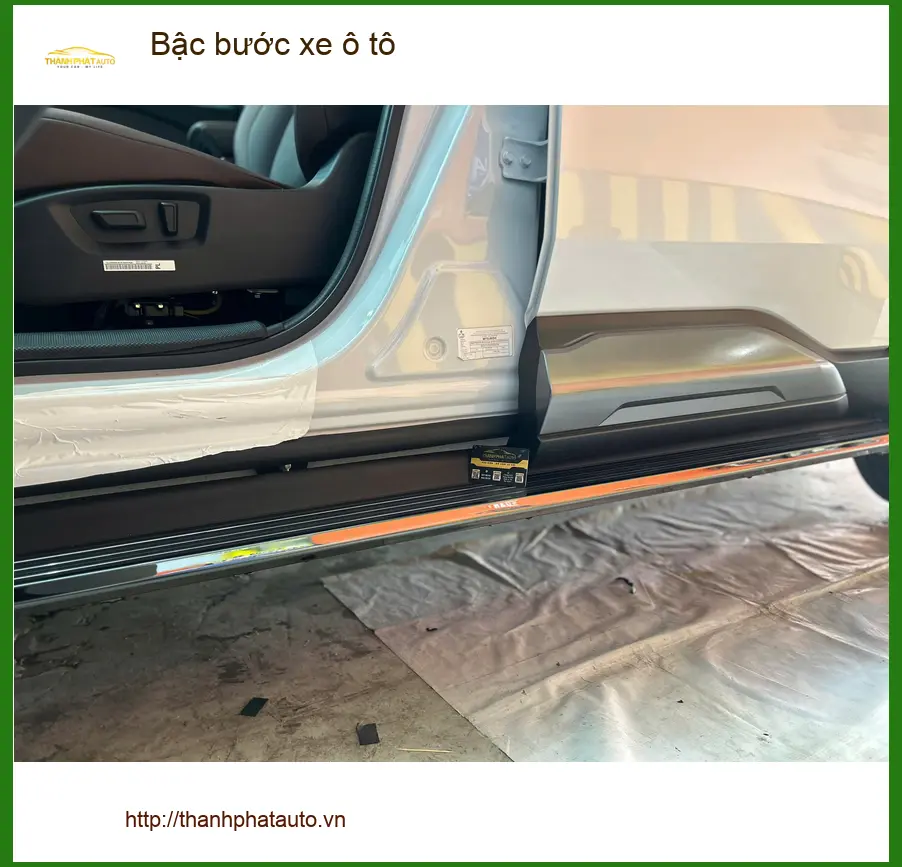 Anh Khánh Duy lắp bậc bước xe ô tô Hyundai Accent tại Quận Tân Phú để gia đình lên xuống xe tiện hơn
