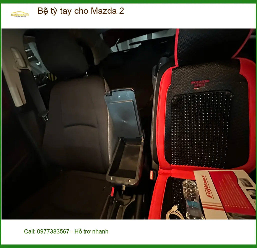 Chị Thảo lắp bệ tỳ tay cho Mazda 2 tại Quận 5 vì mỏi tay khi lái xe đường dài. ảnh thực tế 2