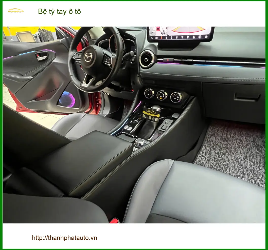 Chị Hạnh An lắp bệ tỳ tay ô tô cho Kia K3 tại Quận 2 để đỡ mỏi tay