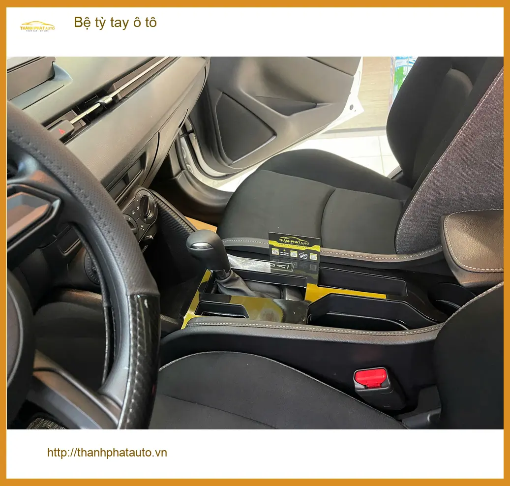 Cô Lan lắp bệ tỳ tay ô tô chính hãng cho VinFast Fadil tại Quận 10