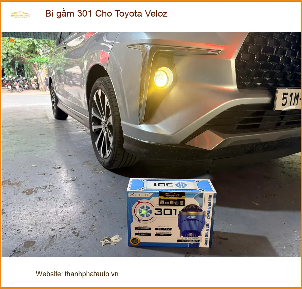 Chú Lâm lắp bi gầm 301 cho Toyota Veloz tại Quận 3 vì đèn zin không đủ sáng khi trời mưa